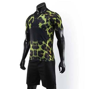 Uniforme de Fútbol Personalizado por Sublimación, Mangas Cortas, 100% Poliéster, Ligero, Transpirable, de Secado Rápido, Antibacteriano, Cuello en V - Product Image 4