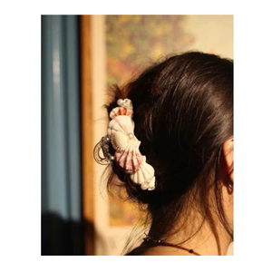 Pinza para el Cabello con Conchas Marinas Hechas a Mano, Elegante Accesorio de Concha Natural Hecho en Vietnam para Niñas, Mujeres y Tiendas Minoristas - Product Image 1