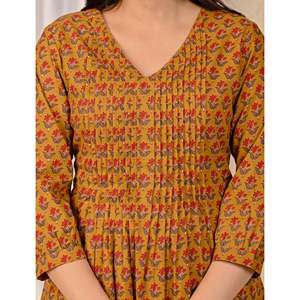 Ensemble Kurta et pantalon en coton moutarde avec décoration plissée et imprimé au bloc - Product Image 2