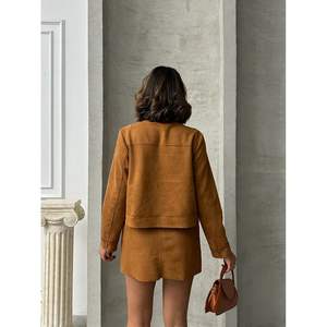 เสื้อแจ็คเก็ตหนังกลับสีแทนสำหรับผู้หญิงยี่ห้อ Topshow พร้อมกระเป๋า ผลิตภัณฑ์ขายส่ง - Product Image 1