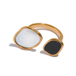 Anillo de Moda con Baño de Oro y Diseño Geométrico Moderno con Engaste de Bisel para Fiestas, Chapado en Oro de 18K - Product Image 1