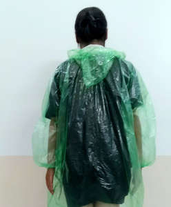Chubasquero de PE impermeable, ropa impermeable desechable ligera, equipo portátil para exteriores hecho en Vietnam - Product Image 2