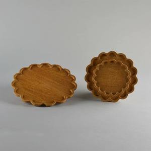 Elegante borde festoneado redondo de madera de nogal nueva bandeja hecha a mano de madera de acacia natural en forma de plato floral para aperitivos postres Decoración - Product Image 5