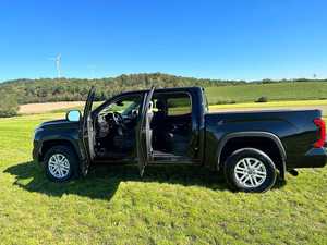 Camioneta Tundra Negra Usada 2023, 4x4, Tracción en las Cuatro Ruedas, Asientos de Cuero, Transmisión Automática, 6 Cilindros, Cámara Trasera de 360°, Luces LED - Product Image 4