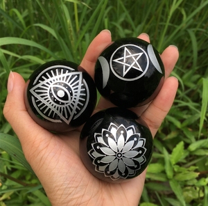 Sphère en obsidienne noire gravée avec un motif œil, pentagramme et lotus, pierre précieuse polie, objet de collection artistique, forme circulaire, portable - Product Image 1