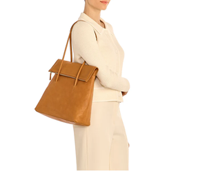 Grand sac fourre-tout en cuir brun clair à rabat. Pratique et élégant pour toutes les tenues. Disponible aux prix de gros. - Product Image 1