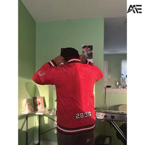 Chaqueta Varsity Personalizada con Cuello en V para Hombre y Mujer – Ropa Deportiva Elegante con Logotipo Bordado en Color Granate, Sudaderas con Capucha - Product Image 4