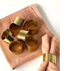 Rond de serviette élégant plaqué argent Décoration de table et accessoires Anneaux de serviette en argent faits à la main Anneaux de serviette en fil de laiton - Product Image 2