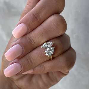 Anillo de compromiso Toi Et Moi con diamantes de laboratorio en forma de pera y marquesa de 2.00 quilates, certificado IGI DEF VVSVS - Product Image 2