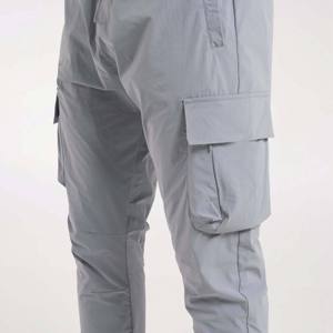 Pantalones cargo de hombre elegantes y funcionales con bolsillos seguros con cremallera y cordón ajustable - Product Image 3