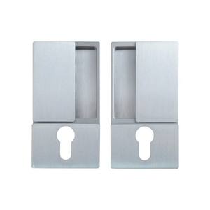 Manija al ras de la puerta AGB Wave con orificio (puerta de 38-50mm), cromo satinado - Product Image 1
