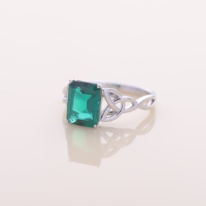 Anillo de oro blanco y amarillo de 14 quilates con esmeralda verde de 2 quilates tallada en esmeralda, diseño de nudo celta y tallo dividido - Product Image 2
