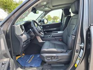 TOYOTA SEQUOIA 4WD HÍBRIDA 2024 de aspecto elegante, 8 plazas, 4WD estándar en muchas versiones, transmisión automática de 10 velocidades - Product Image 5