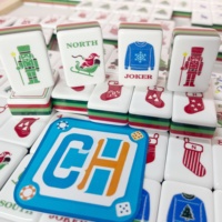 Set Mahjong Natal Mewah dengan Tepi Bergaris Merah Hijau Putih, Motif Pohon, Stoking, dan Joker Festif