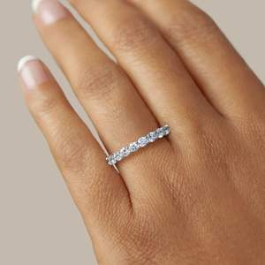 Anillo DE BODA Eternity de diamante de corte redondo para mujer - Product Image 1