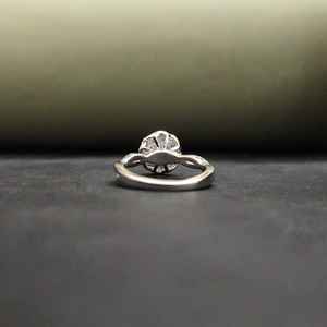 แหวนหมั้นเพชรเม็ดเดี่ยวทรงดอกไม้ ดีไซน์ทันสมัย สวยหรู สำหรับทั้งชายและหญิง ทำจากทองคำแท้ 14 กะรัต และสแตนเลสสตีล พร้อมใบรับรอง IGI - Product Image 5