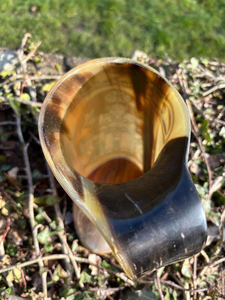 Taza de Cerveza Estilo Vikingo Premium con Asa de Cuerno Negro Ecológica Hecha a Mano, Colores Personalizables - Product Image 3