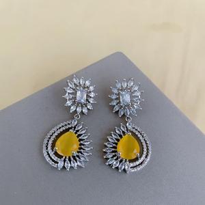 ต่างหูแฟชั่นแบบยาวหรูหราพร้อมหินเพทายเครื่องประดับสำหรับงานแต่งงานส่วนใหญ่ทำจากทองเหลืองสำหรับเป็นของขวัญ - Product Image 1