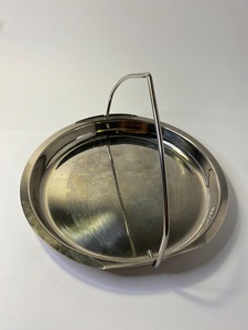 Bandeja para servir redonda de acero con acabado plateado con asa móvil para facilitar su transporte y elegante uso en el comedor hecho a mano de La India - Product Image 5