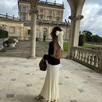 Ensemble de robe élégante pour femmes en deux pièces, veste noire à boutons, jupe midi plissée blanche, tenue décontractée pour les vacances