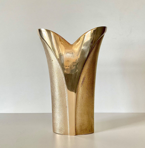 Jarrón Alto de Aluminio y Latón de Lujo Moderno, Fundido en Oro, Hecho a Mano, para Decoración del Hogar, Restaurante u Hotel - Product Image 3