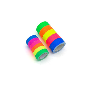 Ruban adhésif en tissu gaffer fluorescent réactif aux UV pour marquage au sol de scène, fixation de câbles, événements scéniques et production cinématographique - Product Image 3