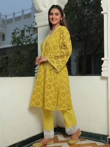 100% algodón amarillo Iris Schiffli Kurta y conjunto de pantalón nueva llegada diseño de tendencia mujeres dos piezas Co Ord conjunto para mujeres y niñas - Product Image 4