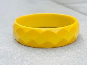 กำไลข้อมือเรซินสีน้ำเงินและแดงทำจากเรซินหลากสีลายดอกไม้ - Product Image 2