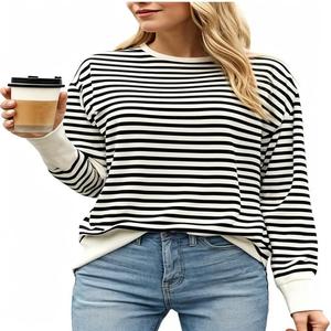 Camiseta Casual Holgada de Verano para Mujer, 100% Algodón Orgánico, Secado Rápido, Cuello Redondo, Diseño a Rayas, Mangas Acampanadas, Colores Personalizados - Product Image 3