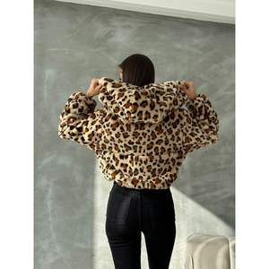 แจ็กเก็ตสตรีผ้ากำมะหยี่พิมพ์ลายเสือดาวดีไซน์หรูหราและมีสไตล์สำหรับผู้หญิงที่ใส่ใจแฟชั่น - Product Image 1