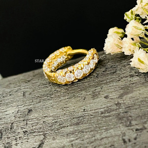 Boucles d'oreilles cerceau de mariée en diamant naturel en or massif 14 carats. - Product Image 2