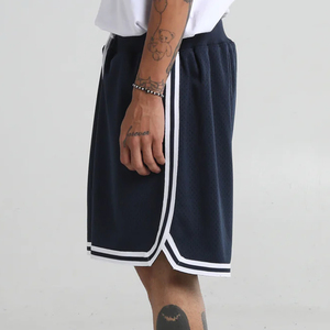 Short de basket-ball conçu sur mesure tissu de maille respirante avec panneaux latéraux et poches pour hommes fabricant OEM de vêtements de sport - Product Image 3