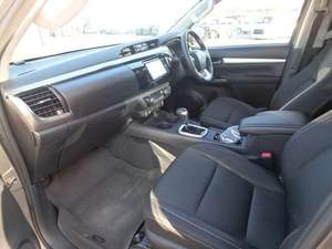 Toyota Hilux Z SUV 2023, boîte manuelle, moteur turbo diesel, sièges en cuir, jantes R16, intérieur foncé, à vendre - Product Image 2