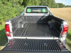 Toyota HiLux 2021 Boîte de vitesses manuelle d'occasion Entraînement AWD Intérieur sombre avec galerie de toit en alliage d'aluminium - Product Image 3