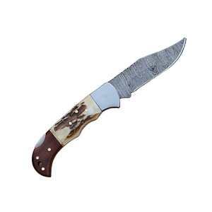 Cuchillo plegable hecho a mano en acero de Damasco con mango de cuerno y madera, con funda de cuero. - Product Image 1