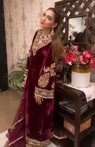 Kurti pantalon avec dupatta en velours lourd de qualité d'exportation indienne, broderie zari, design Evergreen, achat en ligne en Inde - Product Image 2