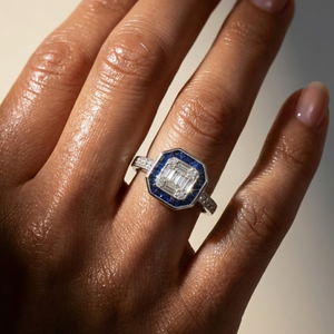 Bague Art Déco en Or Blanc Massif 18 carats avec Saphir Bleu Royal, Grappe de Diamants Baguette et Halo Octogonal, Bijoux Fins en Gros - Product Image 5