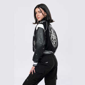 Blousons universitaires personnalisés 2025 en cuir noir pour femmes, manches en cuir de haute qualité, broderie chenille, respirants, coupe courte - Product Image 2