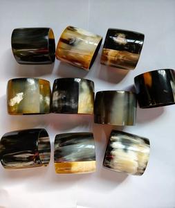 Brazalete de cuerno de búfalo de color natural con diseño de ágata Estilo animal elegante de F S International - Product Image 1