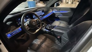 Véhicules d'occasion 2023 i7 xDrive60 AWD 87 km (ville) 92 km (route) Prêts pour une livraison rapide - Product Image 2