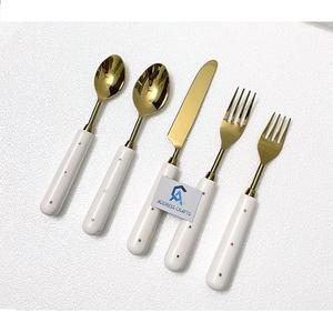 Venta directa de fábrica Juego de cubiertos chapados en oro de lujo con mango de resina Cuchillo Cuchara Tenedor Juego Cubiertos de acero inoxidable Vajilla - Product Image 5