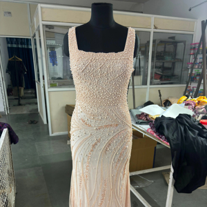 Elegante Vestido de Noche Bordado con Lentejuelas y Cuentas, Hermoso Trabajo a Mano, Cuello con Mangas Tres Cuartos, Chifón Largo Hasta el Suelo, Formal, para Fiesta de Graduación - Product Image 1