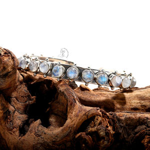 สร้อยข้อมือเงินแท้ 925 ประดับมูนสโตนสีรุ้ง สไตล์โบฮีเมียน สำหรับทุกเพศ ทำด้วยมือ หินธรรมชาติทรงคาโบชอง ของขวัญสุดอินเทรนด์สำหรับงานปาร์ตี้ - Product Image 4