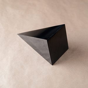 Pirámide alta de shungita sin pulir de 2 pulgadas (50 mm) - Product Image 3