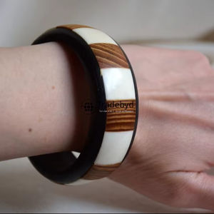 กำไลข้อมือฝังกระดูกดีไซน์เนอร์ งานแฮนด์เมดสุดหรู เครื่องประดับสำหรับทุกเพศ ตัวเลือกของขวัญสุดเก๋ คุณภาพพรีเมียม ฝังแบบ Bezel Setting จาก Tradebyd - Product Image 1