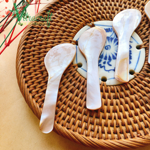 Cuchara cosmética hecha a mano. Mini cuchara, cuchara para el cuidado facial, cuchara para caviar. Hecho de concha de nácar rosa de primera calidad. Tamaño 7cm seguro de usar - Product Image 2