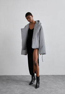 Chaqueta de estilo callejero informal personalizada para mujer 2025, vaquera de un solo pecho, impermeable, transpirable, a prueba de viento, características decoradas con borlas - Product Image 3