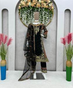 Ligne de vêtements de cérémonie tendance: ensembles élégants en soie et crêpe avec des ornements élégants en perles et diamants ethniques - Product Image 2