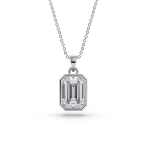 Colgante solitario con diamante de corte esmeralda horizontal de 0.30 ct, cultivado en laboratorio, con engaste de bisel en platino, para bodas y fiestas. - Product Image 1