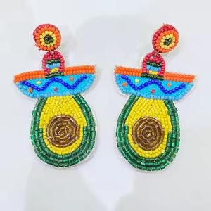 Pendientes bordados en forma de flor multicolor Joyas artesanales vibrantes con intrincados pendientes de diseño floral de La India - Product Image 5